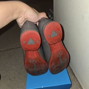 Rounded-Toe Mary Jane Shoes
Sandra Grey & Burgundy